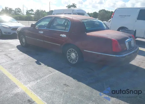 2002 Lincoln Town Car Signature from USA, damaged, VIN 1LNHM82W22Y635311